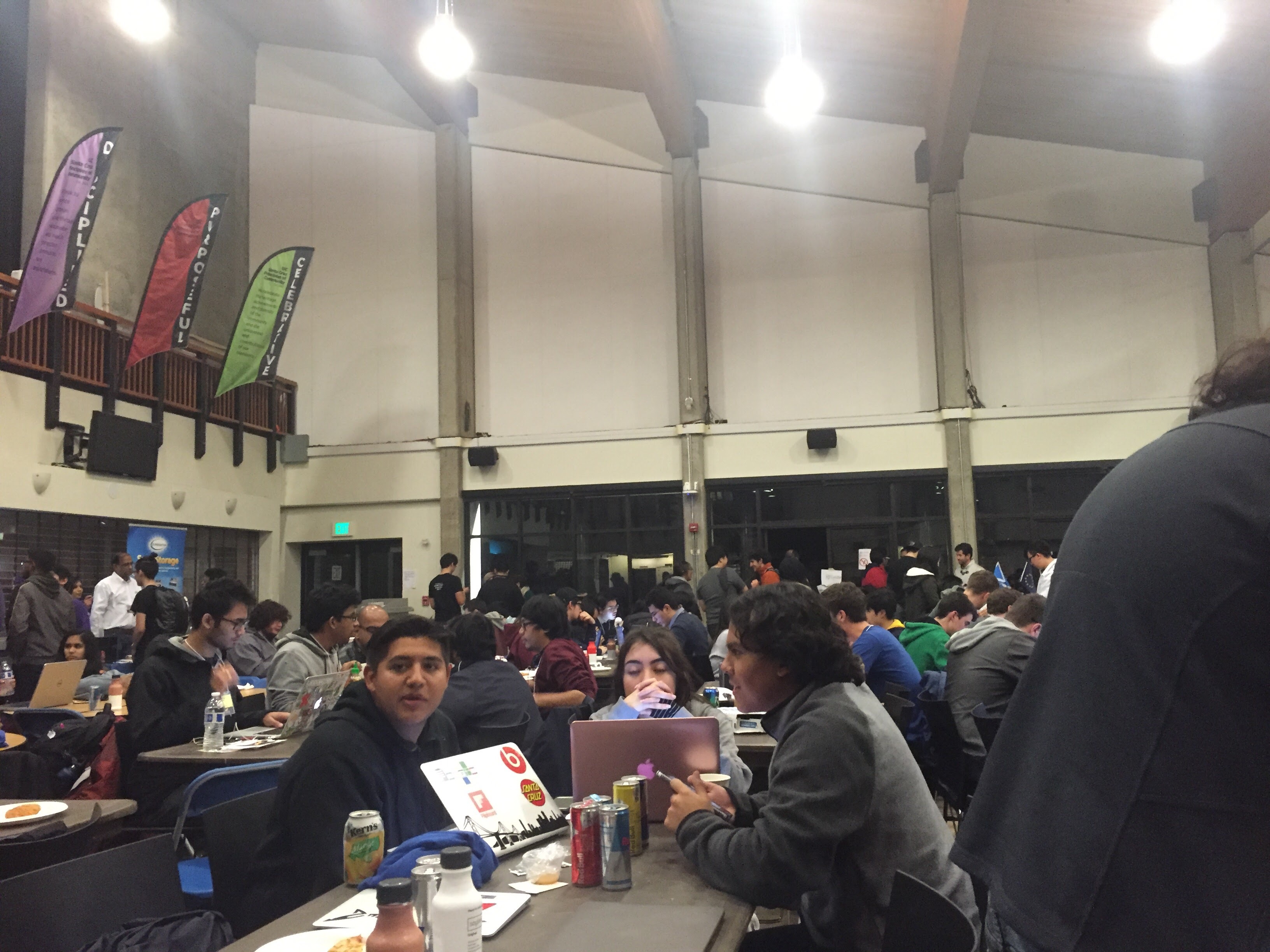 人擠人的駭客松現場