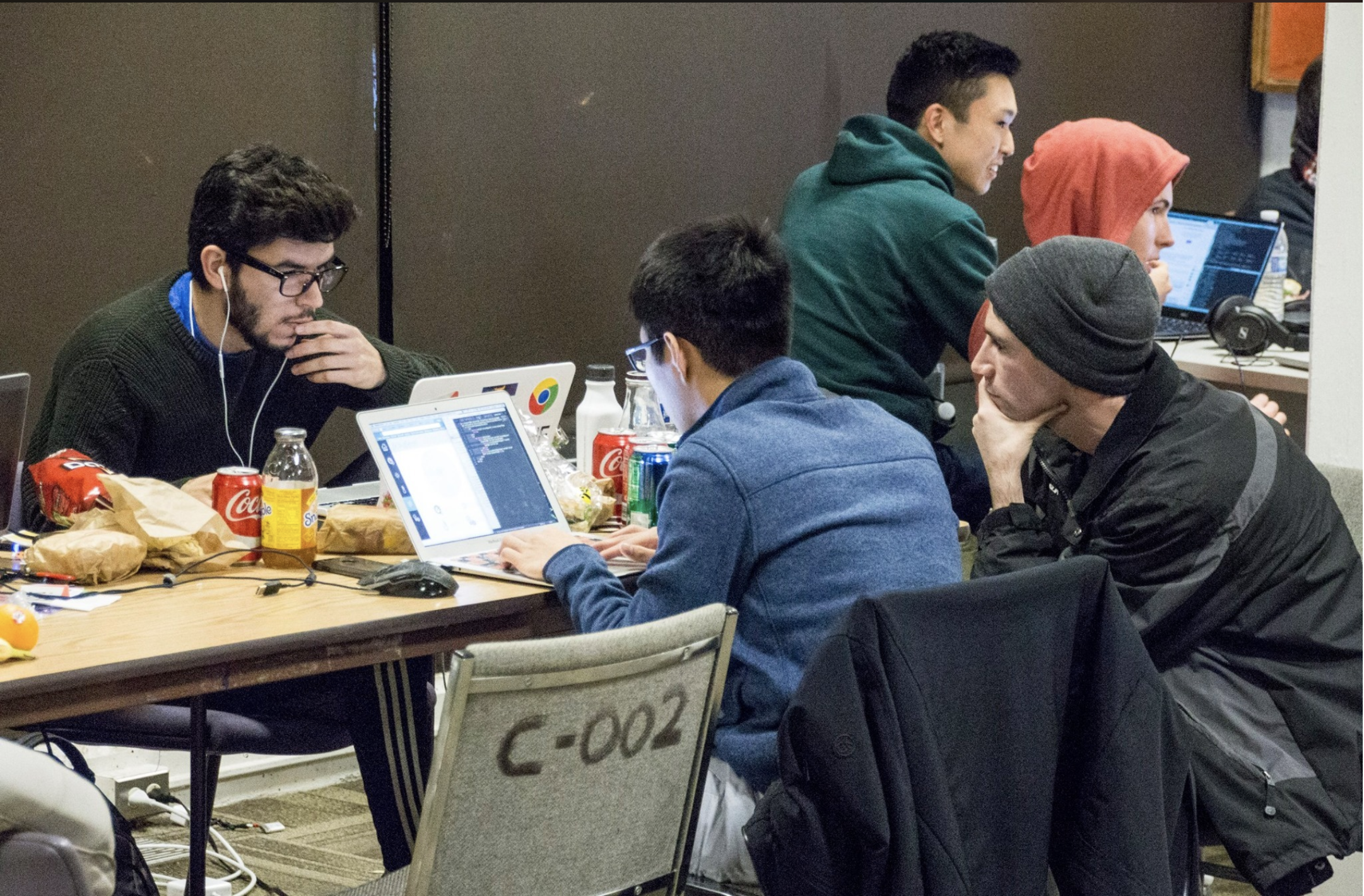 工程師變胖不是沒有原因的... 看看桌上雜亂的零食