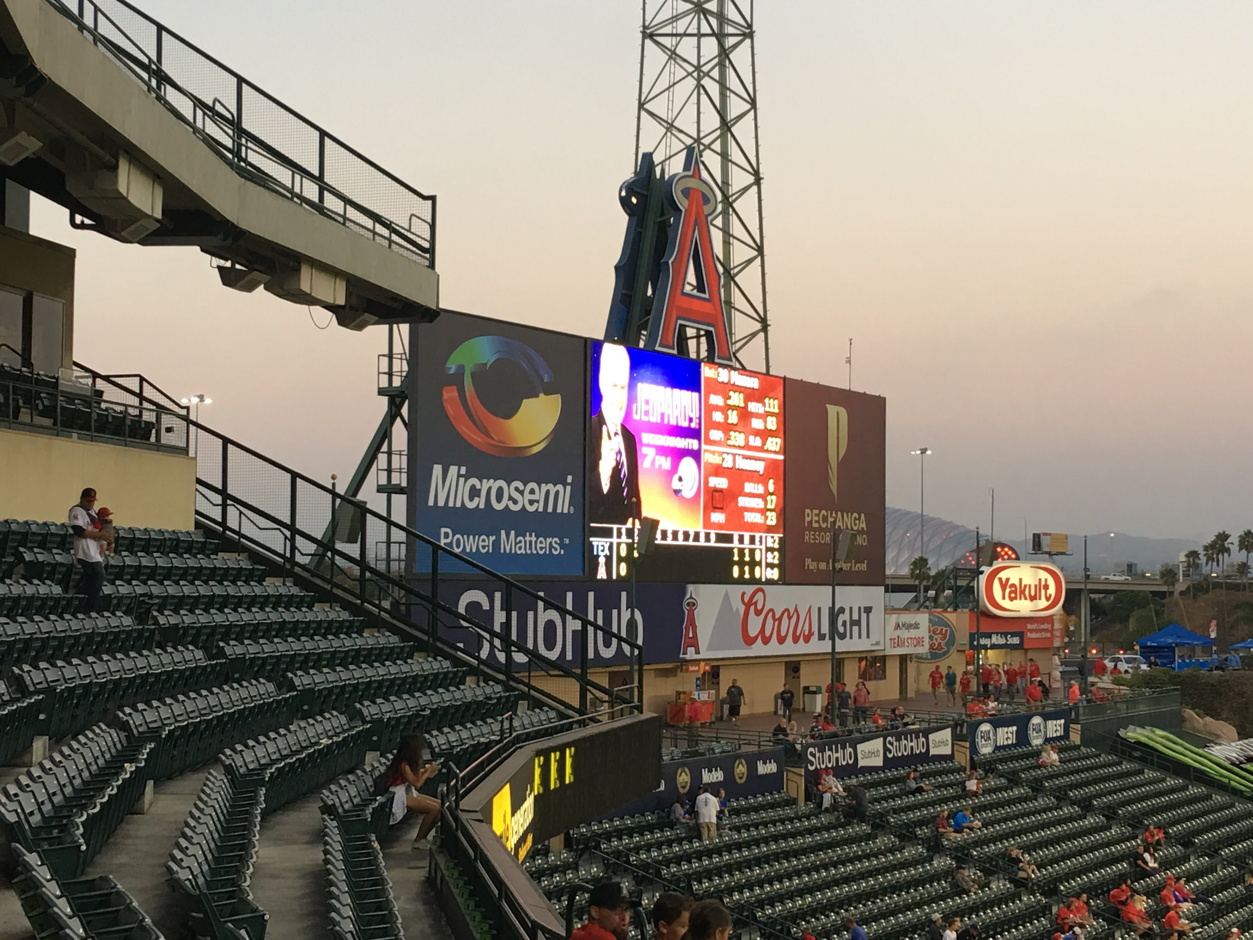 那時去LA天使隊的主場看了場棒球